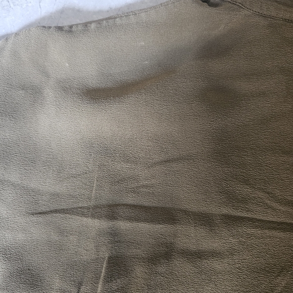 Everlane 100% Silk Olive Green Short Sleeve Collard Top Minimalist Basic 6 - Picture 7 of 7